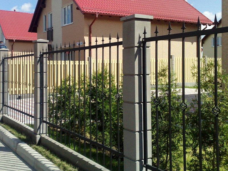 Какой забор лучше поставить для частного дома или дачи