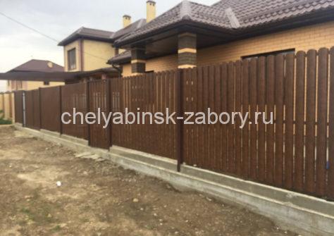 забор из евроштакетника под дерево